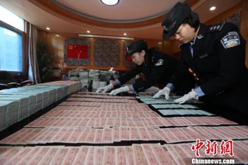 资料图:警方正在清点假火车票以及单据等。 胡金力 摄 资料图:警方正在清点假火车票以及单据等。 胡金力 摄