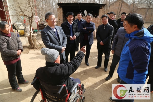县委书记王秋芳到辛庄镇碱高村走访看望慰问困难群众，送去新年问候和温暖祝福