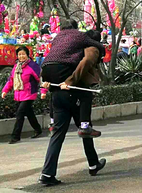 一张照片感动一座城 五旬孝子背母看社火成“网红”