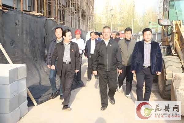 县委书记王秋芳视察范县一中报告厅建设工作