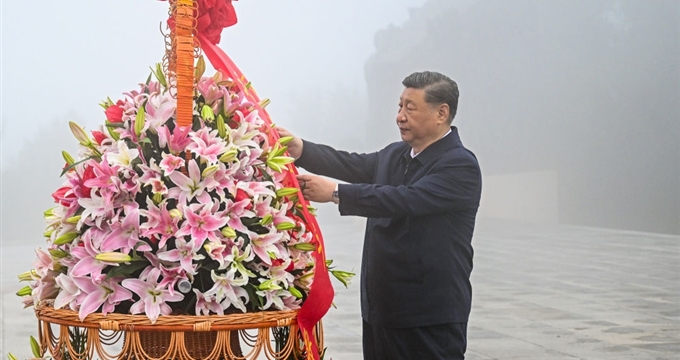 习近平在山西阳泉市向抗战烈士敬献花篮 并参观百团大战纪念馆