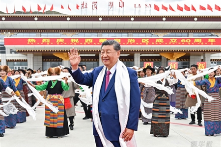 习近平率中央代表团抵达拉萨出席西藏自治区 成立60周年庆祝活动