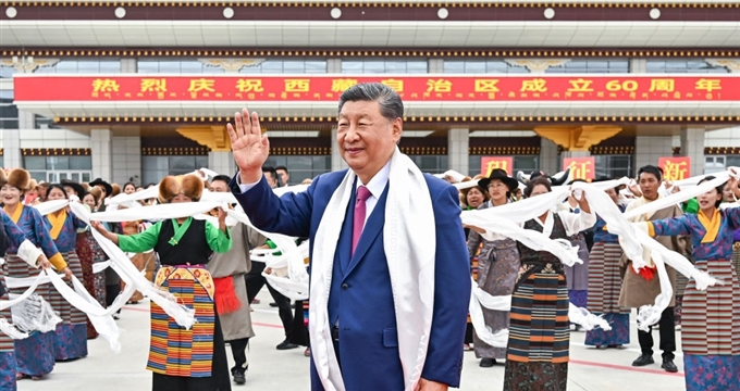 习近平率中央代表团抵达拉萨出席西藏自治区 成立60周年庆祝活动