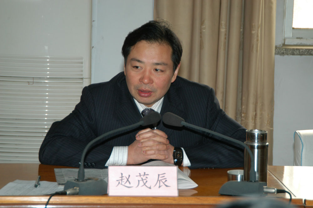 县级干部理论学习中心组进行集中学习