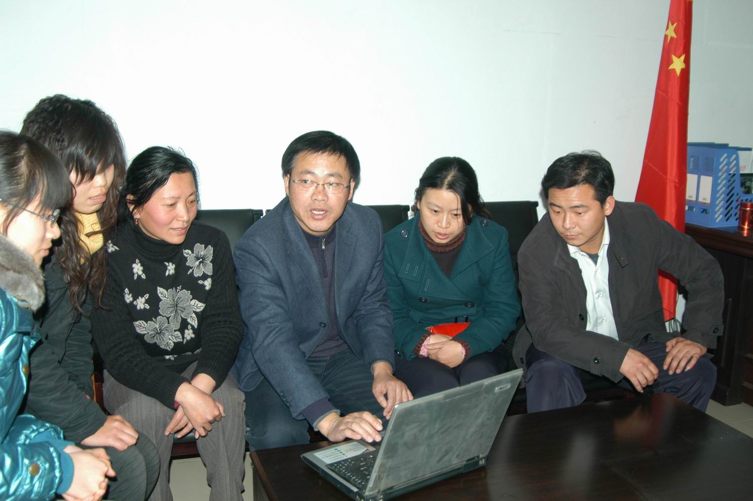 县委党史办在开展党员教育