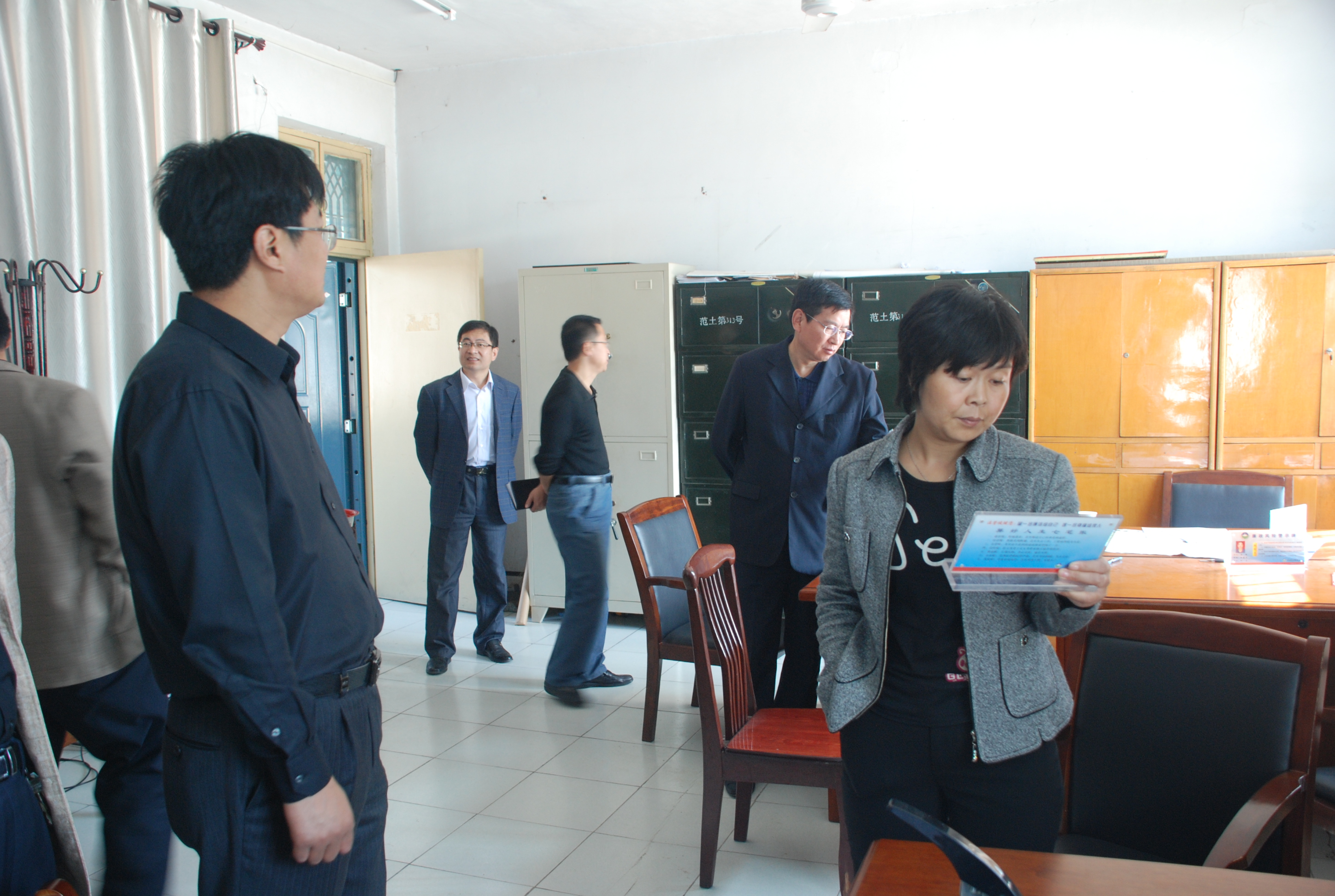县委常委、纪委书记张海洁到国土局检查党务公开工作
