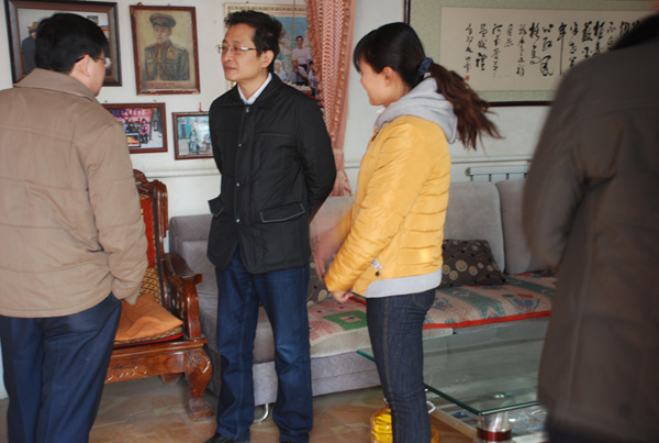 县委常委,县纪委书记宋泰伟到白衣阁乡北街村看望老英模李文祥及困难