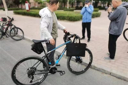 【好人好事】捡到公文包归还失主值得称赞