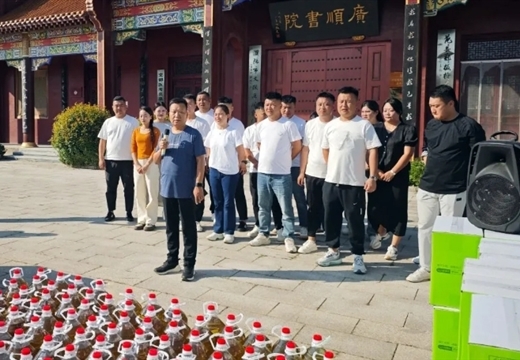 范​县濮城镇开展了中秋节为环卫工人献温暖活动