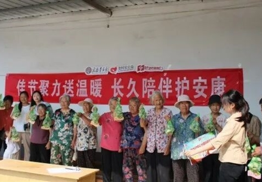 【网络中国节·端午】我们的节日·端午 | 白衣阁镇北街村开展端午节送粽子暖心活动